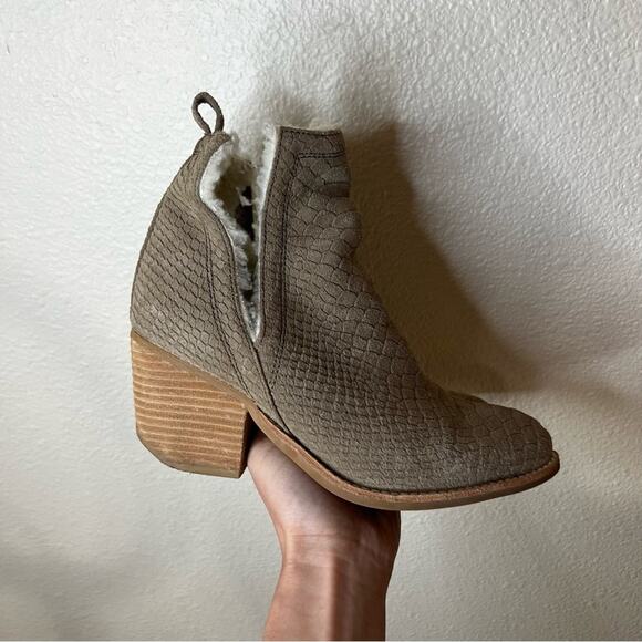 Jeffrey Campbell Orwell taupe textured Sherpa lined heeled booties boots 7 - Picture 3 of 10